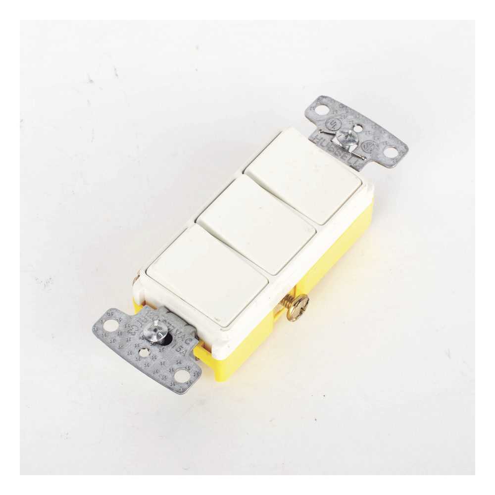 Interruptor Residencial 15 A 120 V, con 3 Bases Unipolares, Cableado lateral, Color Blanco.