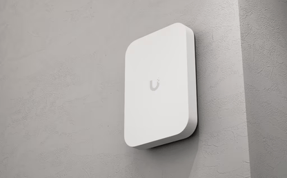 U7 Pro XG Wall Wi-Fi 7 Tri-Banda para Interiores con Soporte 6 GHz, Cobertura de hasta 140 m², Capacidad para Hasta 300 Usuarios y Puerto 10 GbE