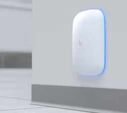 Extensor WiFi 6 UniFi / Hasta 5.3 Gbps Agregados / Doble Banda 2.4 y 5 GHz / MIMO 2x2 y 4x4 con Beamforming / Conexión Directa a Contacto Eléctrico