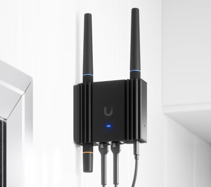Router UniFi Ultra LTE con WiFi 4 / ranura para 1 tarjeta SIM / 2 Puertos RJ45 10/100Mbps / Alimentación por USB Type-C y ATX DC / Bandas LTE B2, B4