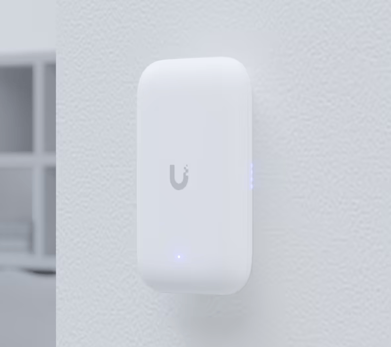 Access Point UniFi UK Ultra Navaja Suiza WiFi 5, MU-MIMO 2x2, instalación flexible, antena sectorial integrada, (2) conectores RP-SMA para antenas