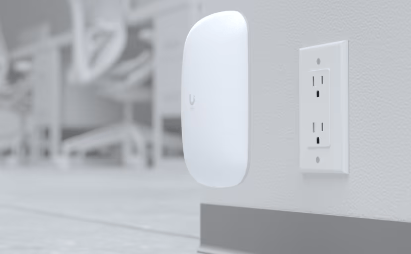 Extensor WiFi 6 UniFi / Hasta 5.3 Gbps Agregados / Doble Banda 2.4 y 5 GHz / MIMO 2x2 y 4x4 con Beamforming / Conexión Directa a Contacto Eléctrico