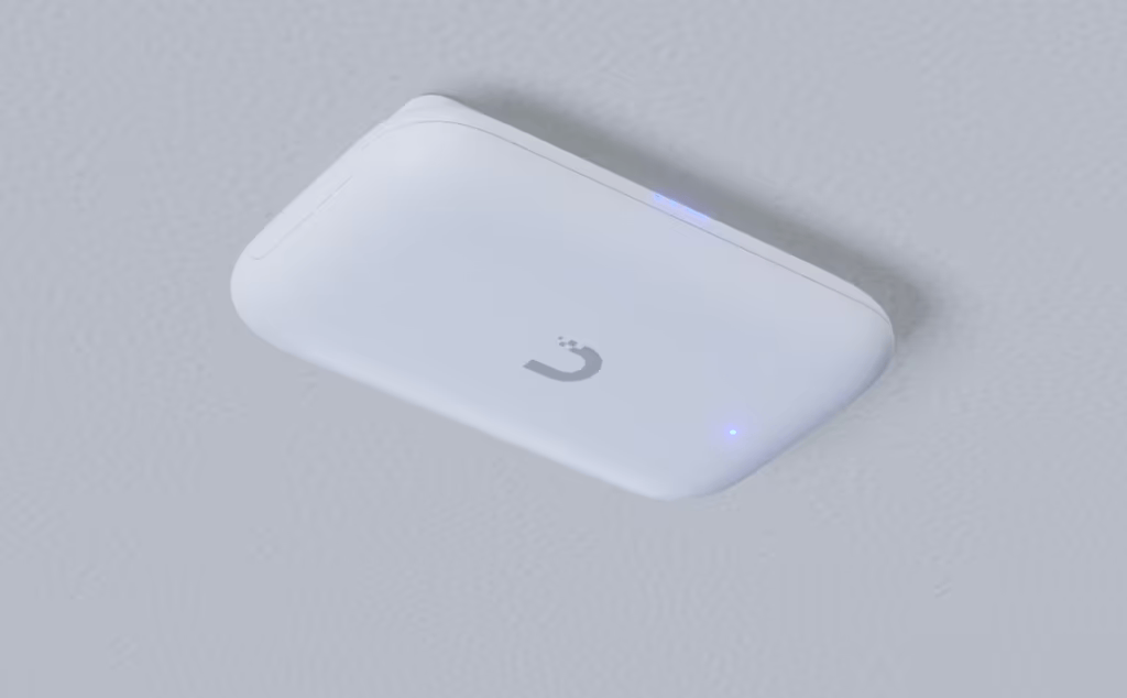 Access Point UniFi UK Ultra Navaja Suiza WiFi 5, MU-MIMO 2x2, instalación flexible, antena sectorial integrada, (2) conectores RP-SMA para antenas