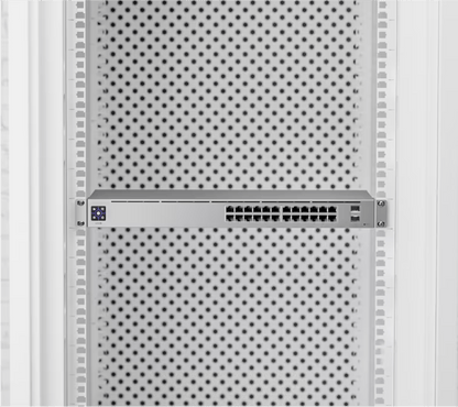 Switch UniFi Capa 2 / 24 Puertos Gigabit / 16 Puertos PoE+ 802.3af/at / 95W Total / 2 Puertos SFP 1G / Pantalla LCM / Sin Ventilador