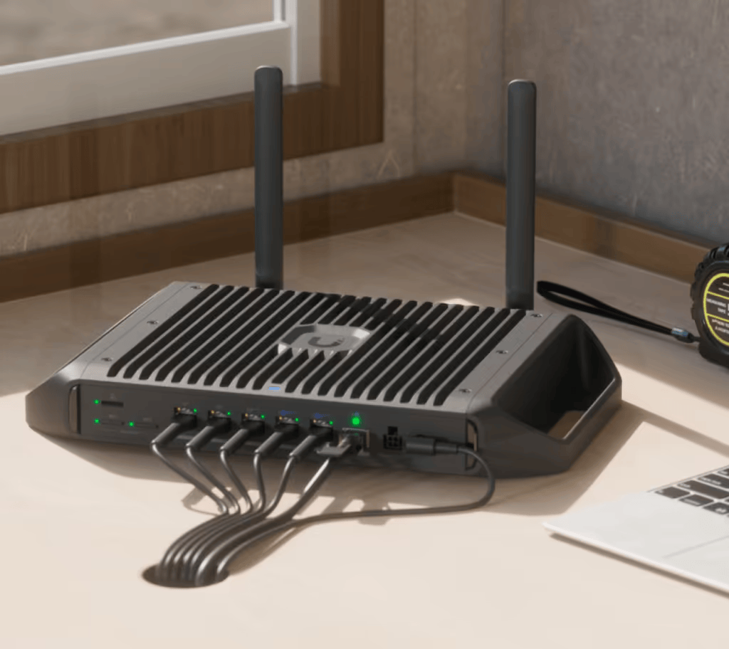 Cloud Gateway Industrial Rugerizado sin Ventilador con Puertos 10 GbE, 350W de Potencia Total para Despliegues PoE de Alta Densidad, Enrutamiento