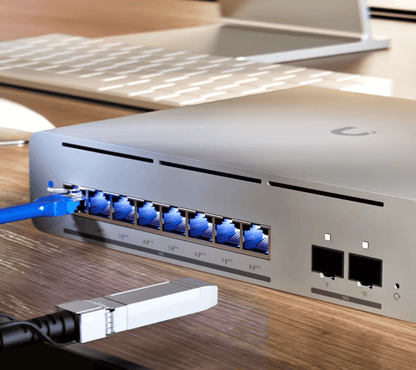 USW Pro XG 8 PoE Switch PoE++ Capa 3 Etherlighting™ de 8 Puertos 10GbE (Todos PoE++) y 2 Puertos SFP+ con Disponibilidad PoE de 155W